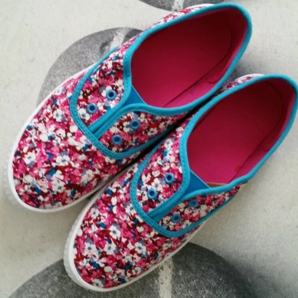 New Curve for Womens Gumshoes Floral Flats Size 9